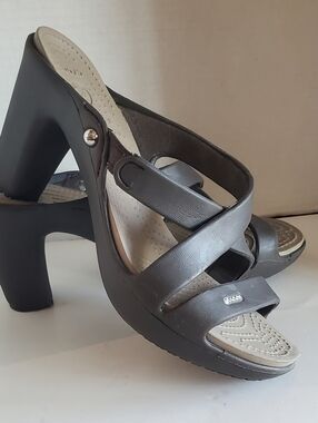 CROCS Cyprus IV Cross-Strap Platform Comfort Heels. Women's Size 9. Brown.